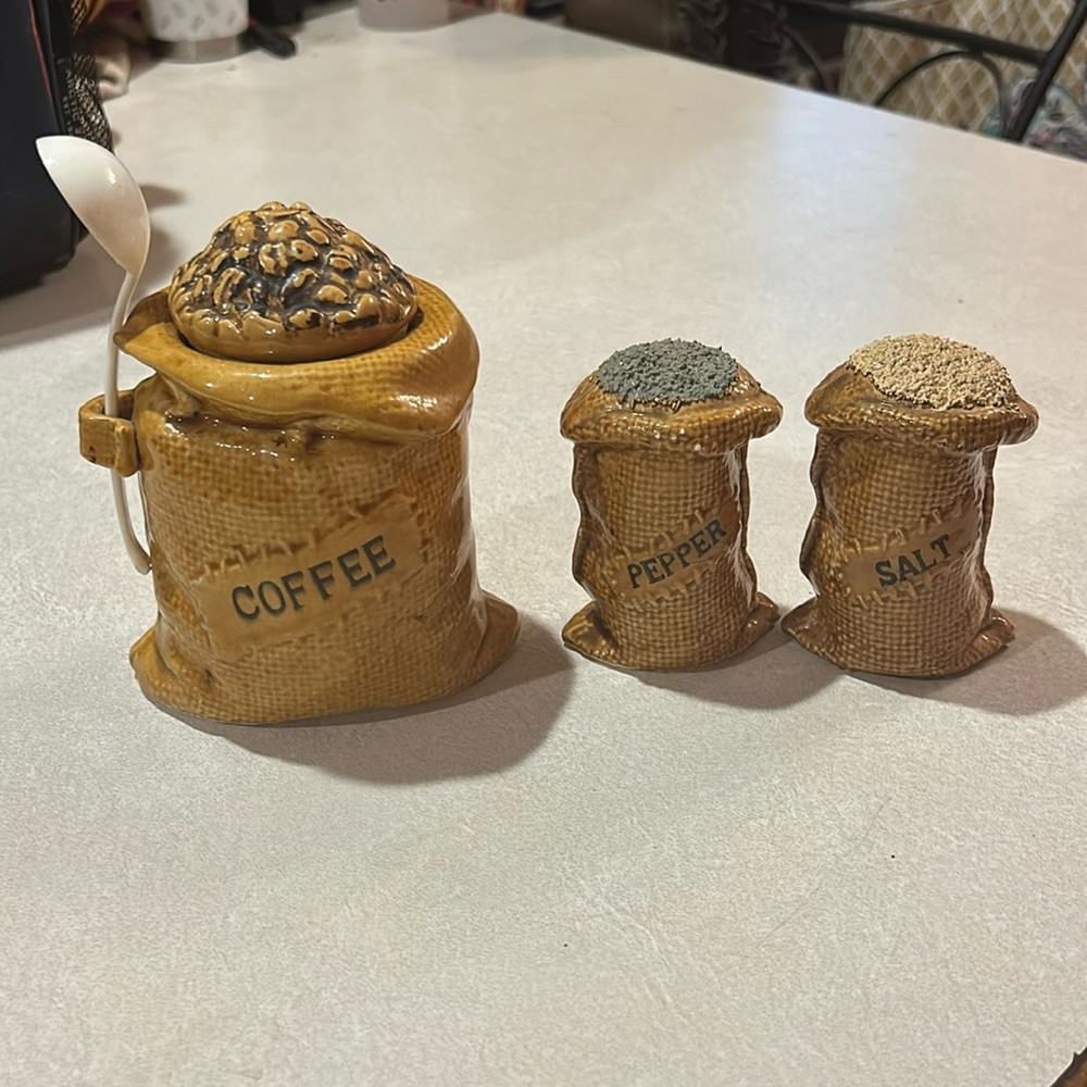 VINTAGE CERAMIC BURLAP SACK INSTANT COFFEE JAR‎ & SALT + PEPPER SHAKERS JAPAN